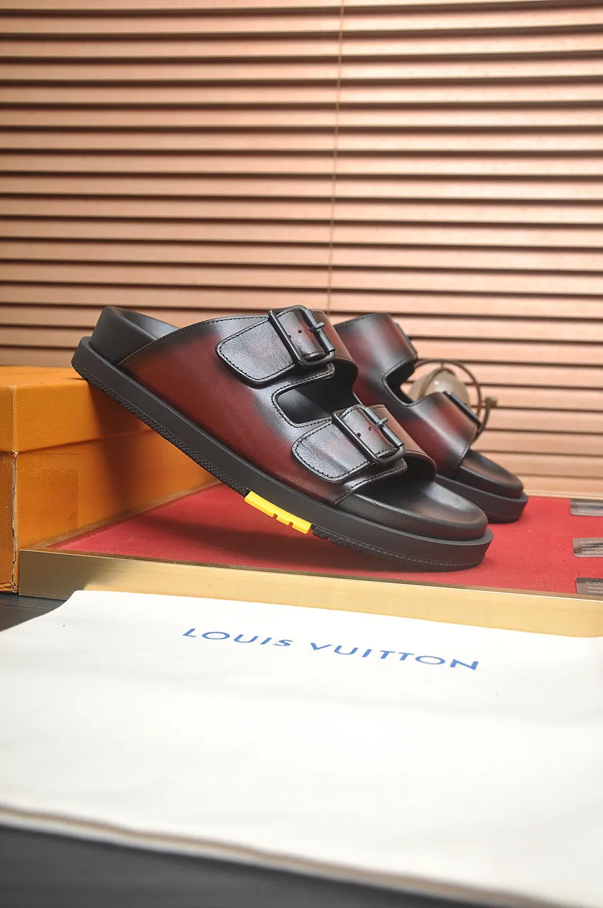 Men's shoes 💰400💶 [Louis Vuitton LV slippers] (high-end cowhide) counter 1:1 fashion style, a must-have for summer! The designer used LV’s iconic outsole. The original simple slippers instantly become fashionable! The upper is made of flexible special cowhide leather straps alternately, and the workmanship is exquisite! A must-have for stylish men in summer, size 38-45 (45 customized)